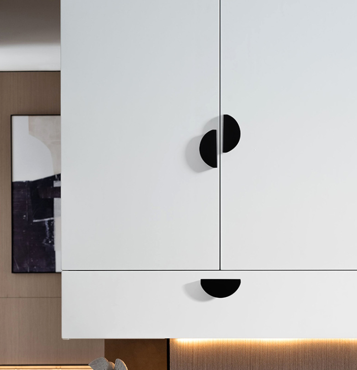 Möbelgriff Vida – dekorativer halbrunder Frontmontage-Griff. Farben: gebürstetes Gold, Schwarz, Weiß, Grau, Hellgrau und Grün. Größen 78 und 98 mm, im Modern-, Skandi- und Loft-Stil.