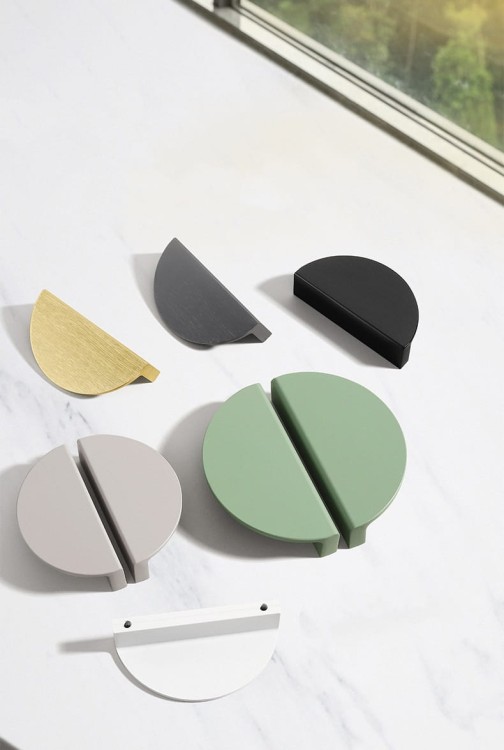Möbelgriff Vida – dekorativer halbrunder Frontmontage-Griff. Farben: gebürstetes Gold, Schwarz, Weiß, Grau, Hellgrau und Grün. Größen 78 und 98 mm, im Modern-, Skandi- und Loft-Stil.
