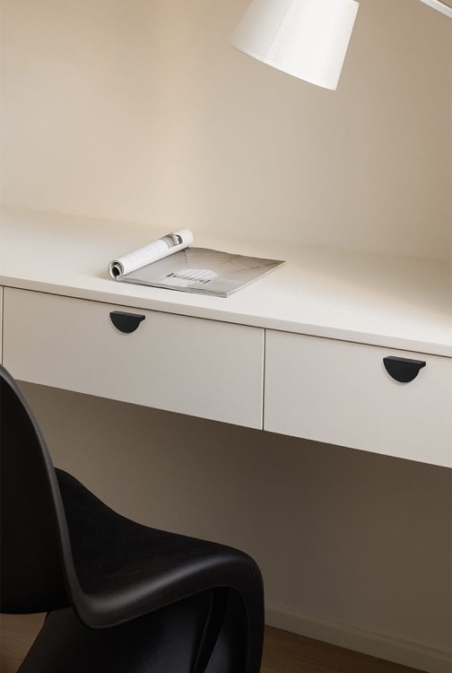 Möbelgriff Vida – dekorativer halbrunder Frontmontage-Griff. Farben: gebürstetes Gold, Schwarz, Weiß, Grau, Hellgrau und Grün. Größen 78 und 98 mm, im Modern-, Skandi- und Loft-Stil.
