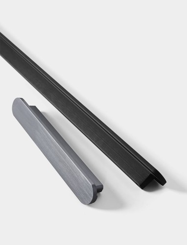 Möbelgriff Diame – moderner Kantengriff für Küchen- und Badmöbel, Schränke und Kommoden. Farben: Schwarz, Grau und gebürstetes Gold. Größen 96, 128, 320 und 800 mm, Schrauben im Set.