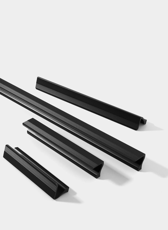 Möbelgriff Morro aus Aluminium in Mattschwarz, Grau und Champagnergold. Größen 96, 128, 192 und 320 mm. Moderner, loftiger, industrieller und minimalistischer Stil – für Küche, Bad, Schränke und Kommoden.