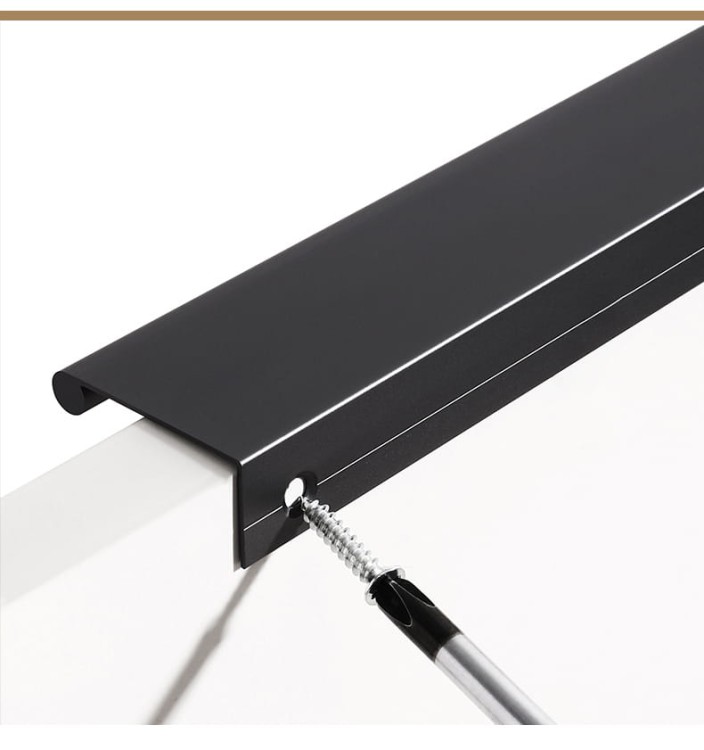 Möbelgriff Bravo – L-Kantengriff aus feuchtigkeitsbeständigem Aluminium. Farben: gebürstetes Gold, Schwarz, Silber und Grau. Größen 96, 128, 160, 192, 224 und 800 mm. Für moderne, minimalistische und industrielle Interieurs.