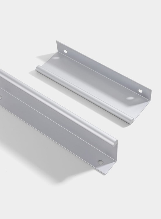 Möbelgriff Bravo – L-Kantengriff aus feuchtigkeitsbeständigem Aluminium. Farben: gebürstetes Gold, Schwarz, Silber und Grau. Größen 96, 128, 160, 192, 224 und 800 mm. Für moderne, minimalistische und industrielle Interieurs.