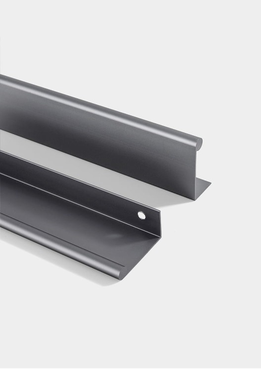 Möbelgriff Bravo – L-Kantengriff aus feuchtigkeitsbeständigem Aluminium. Farben: gebürstetes Gold, Schwarz, Silber und Grau. Größen 96, 128, 160, 192, 224 und 800 mm. Für moderne, minimalistische und industrielle Interieurs.