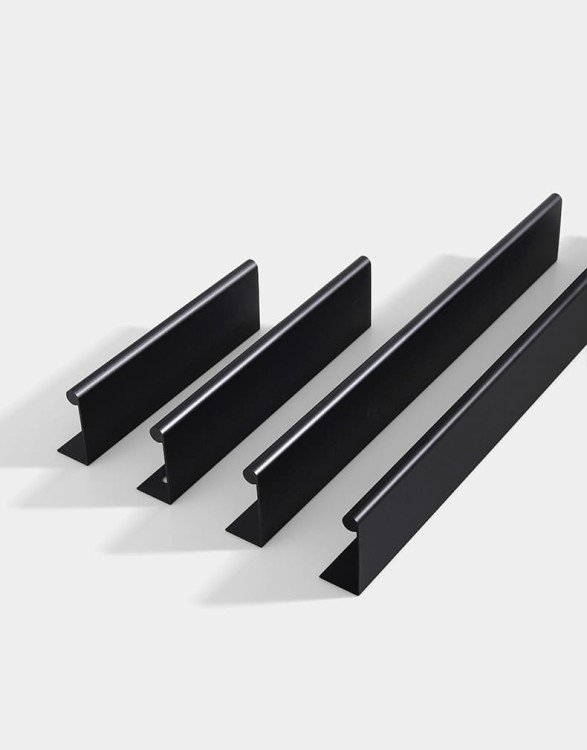 Möbelgriff Bravo – L-Kantengriff aus feuchtigkeitsbeständigem Aluminium. Farben: gebürstetes Gold, Schwarz, Silber und Grau. Größen 96, 128, 160, 192, 224 und 800 mm. Für moderne, minimalistische und industrielle Interieurs.