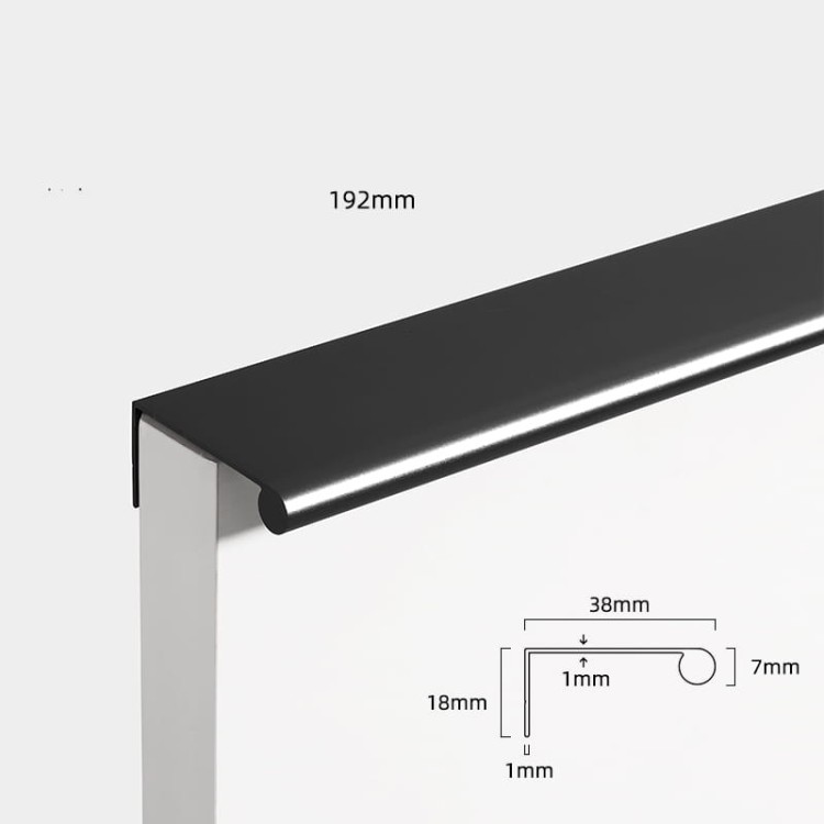 Möbelgriff Bravo – L-Kantengriff aus feuchtigkeitsbeständigem Aluminium. Farben: gebürstetes Gold, Schwarz, Silber und Grau. Größen 96, 128, 160, 192, 224 und 800 mm. Für moderne, minimalistische und industrielle Interieurs.