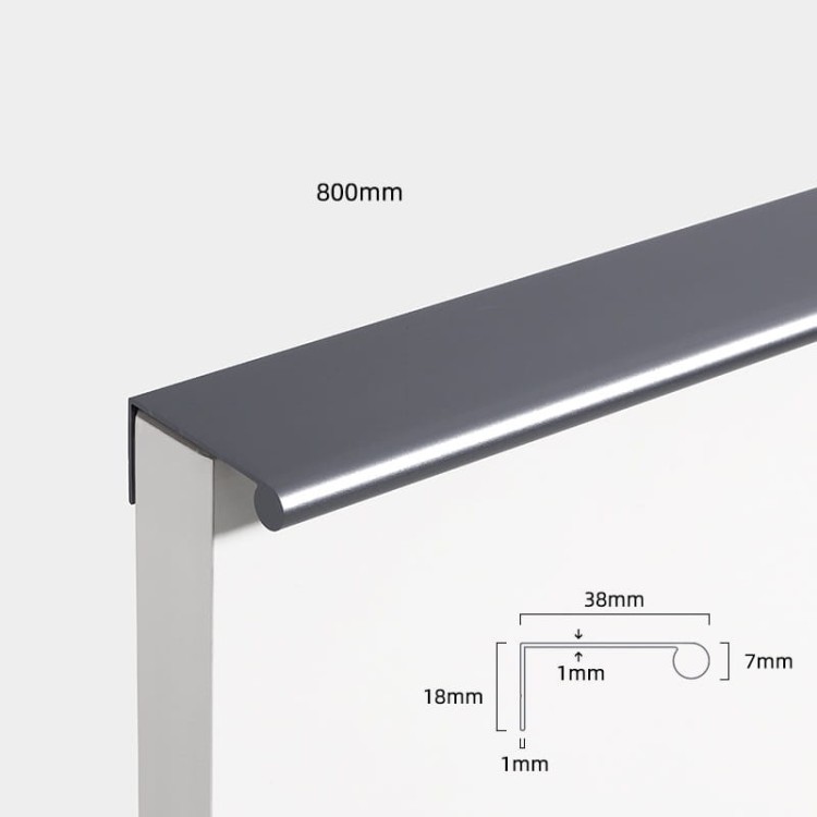 Möbelgriff Bravo – L-Kantengriff aus feuchtigkeitsbeständigem Aluminium. Farben: gebürstetes Gold, Schwarz, Silber und Grau. Größen 96, 128, 160, 192, 224 und 800 mm. Für moderne, minimalistische und industrielle Interieurs.