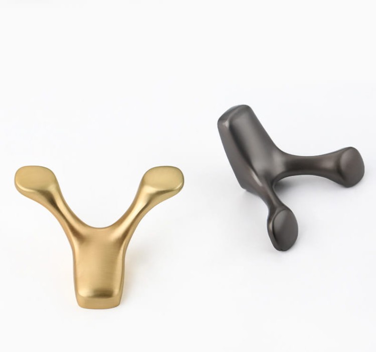 Wandhaken Dos – Design-Doppelhaken für Flur, Bad, Büro und Hotels. Aus robustem Metall, kratzfest. Farben: Gold, gebürstetes Gold, Schwarz und Perlgrau.