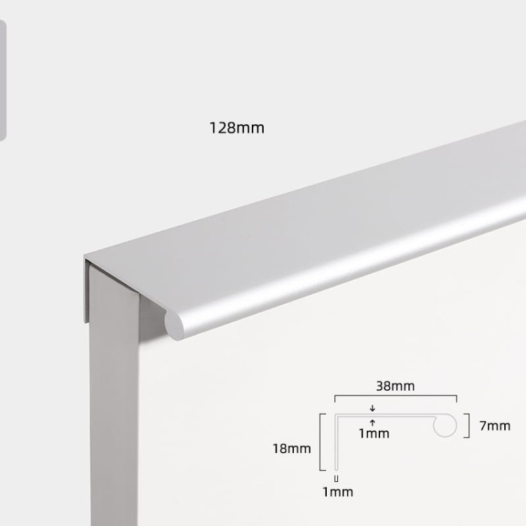 Möbelgriff Bravo – L-Kantengriff aus feuchtigkeitsbeständigem Aluminium. Farben: gebürstetes Gold, Schwarz, Silber und Grau. Größen 96, 128, 160, 192, 224 und 800 mm. Für moderne, minimalistische und industrielle Interieurs.