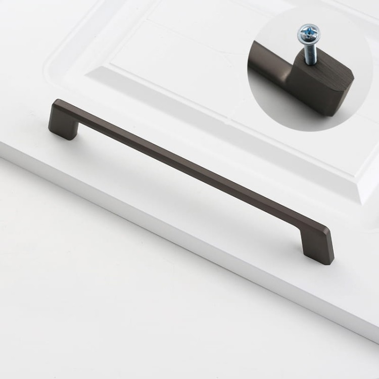 Möbelgriff Batuco – klassischer, schlichter und ergonomischer Griff in Perlgrau, Schwarz, gebürstetem Nickel, Gold und gebürstetem Gold. Größen 128–256 mm, ideal für moderne und klassische Möbel